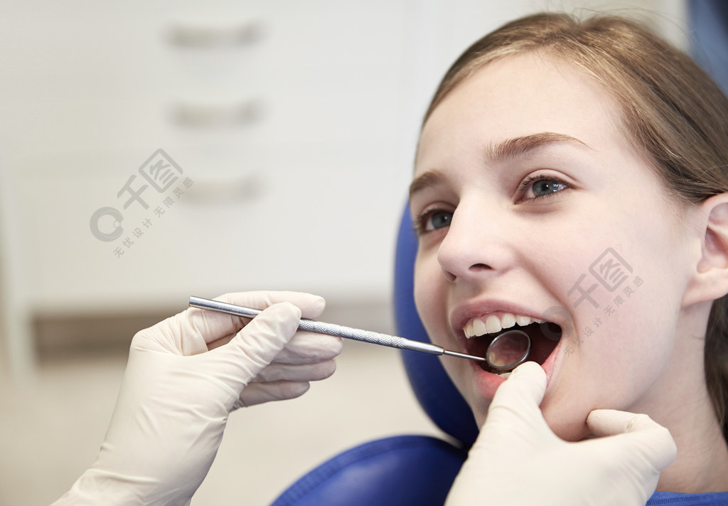 人医学口腔医学和卫生保健的概念用牙科镜在诊所检查病人女孩牙齿的
