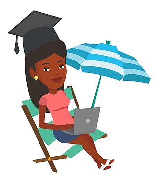 躺在躺椅上的毕业生毕业在笔记本电脑上工作的毕业帽研究生在海滩上