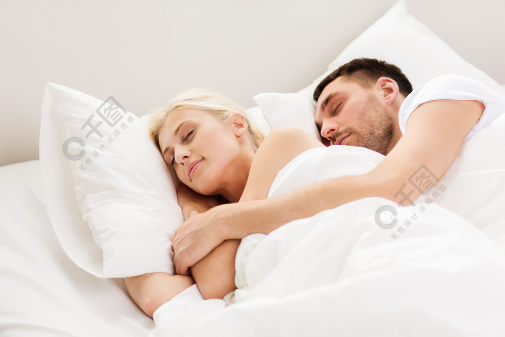 情侣睡觉拥抱图片真人图片