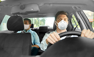 医疗保健，安全和大流行的概念— —男性的出租车司机驾驶汽车和乘客戴着防护口罩，以防病毒病出租车司机在与乘客的面具开车