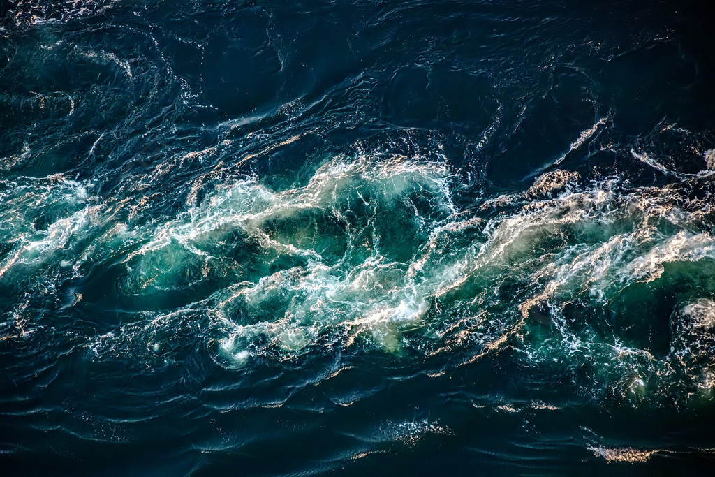 在涨潮和退潮时河水和大海的水波会合诺德兰saltstraumen大漩涡的漩涡