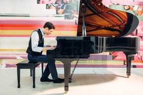 男性在大钢琴的钢琴演奏家实践的构成音乐家在古典乐器Royale上演奏旋律男钢琴家练习钢琴上的作文