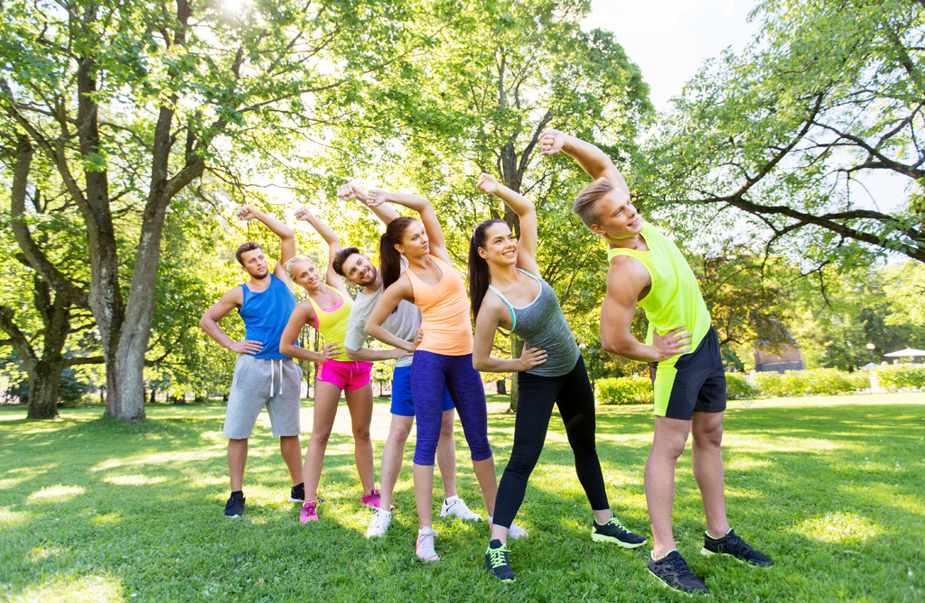 健身,运动和健康的生活方式的概念— —快乐的人,在夏天公园或新兵