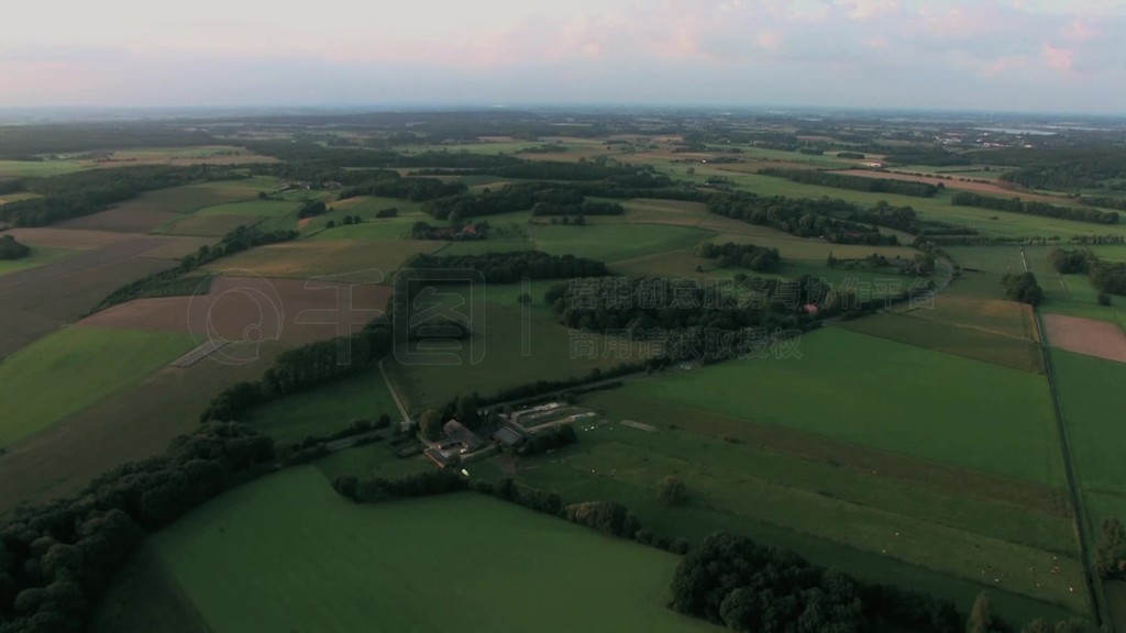 Fahrt mit einem Heiluftballon nber weite Landschaft