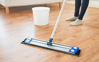 人，家<i>务</i>劳动和家<i>务</i>管理的概念— —用拖把在家清洁地板密切的女人腿