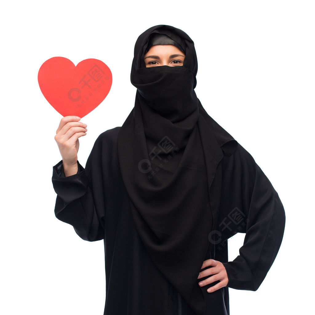 在白色背景的hijab的回教妇女红色心脏盖头拿着红色的心的穆斯林女人