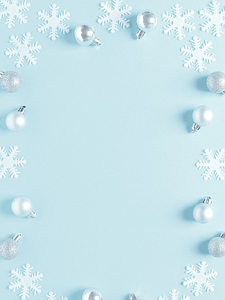 圣诞节，新年或Noel节日喜庆冬季贺卡，框架与装饰，球和<i>雪</i><i>花</i>在蓝色背景，平躺组成，顶视图，文本的空间