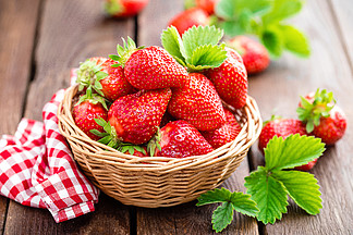 在篮子的新鲜的草莓在木土气桌，特写镜头上<i>美</i><i>味</i>多汁的红色浆果健康饮食