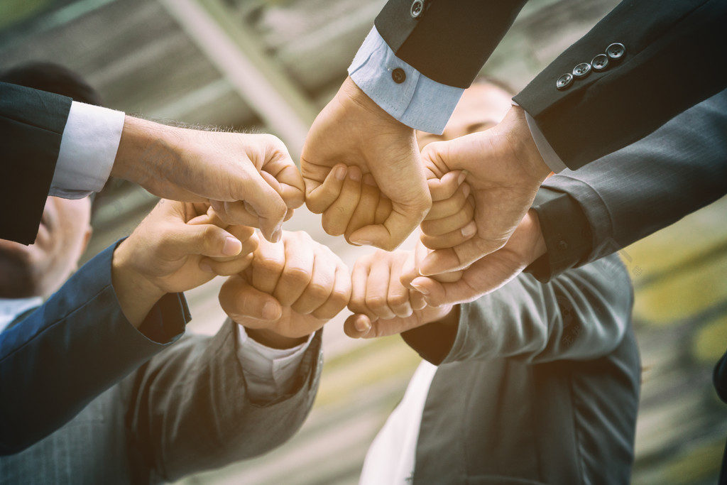 商人或业务团队携手显示团队合作，协作和团结企业成功与团队合作的概念