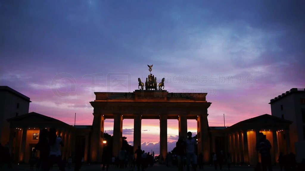 -ZeitrafferSonnenuntergangBrandenburger Tor mit Touristen