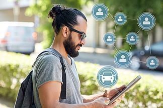 旅行，共享汽车和现代技术的概念— —在城市搜索位置供人旅行的平板电脑在城市的tablet pc上使用汽车共享应用程序的人