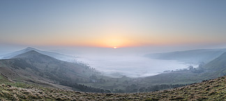 大岭的美好的冬天日出风<i>景</i>图象在峰顶区在英国有云彩反向和薄雾的在希望谷与可爱的橙色焕发