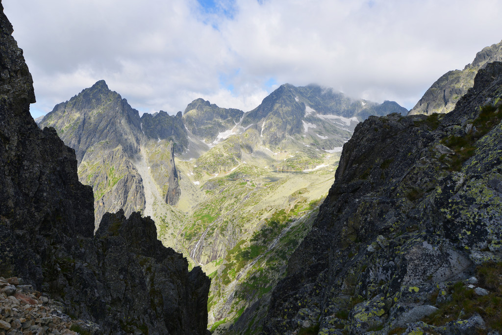 山坡和山峰與藍天景觀