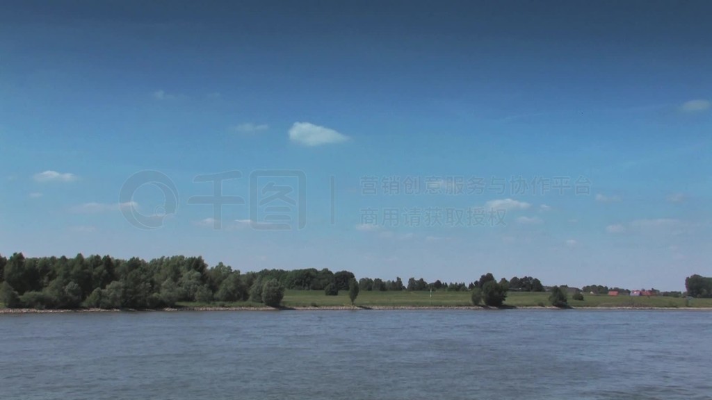 Niederrhein mit Uferlandschaft bei Tag