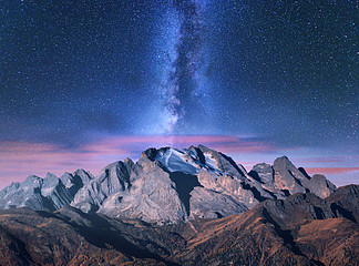 银河系过在星夜秋山脉与高山山脉，树木，天空与粉红<i>色</i>的云彩，银河系和星星，高大的岩石的惊人景观意大利白云岩空间美丽的大自然