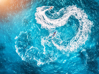 <i>浮</i><i>动</i>水滑行车鸟瞰图在大海的在日落在夏天假日印度洋桑给巴尔非洲在运<i>动</i>摩托艇的顶视图热带海景与移<i>动</i>摩托艇极端在湛蓝的海水在夕阳漂<i>浮</i>水面摩托车的鸟瞰图