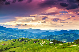 <i>夏</i><i>天</i>山农村风景，在村庄和草甸的令人敬畏的晚上日落视图在山谷的多彩夜晚自然背景之美欧洲旅行，喀尔巴阡，乌克兰