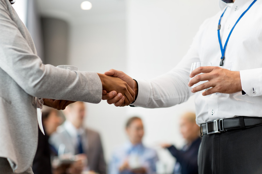 商业,伙伴关系与合作的概念— —在国际会议上的人们握手人们在商务