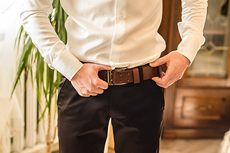 婚礼新郎西装，白衬衫，棕色的裤<i>子</i>