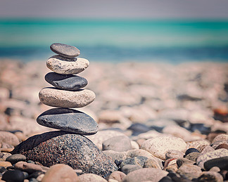 禅宗冥想背景-老式复古效果筛选的时髦的平衡石头堆<i>栈</i>关闭在海海滩上的样式图像禅平衡石头堆
