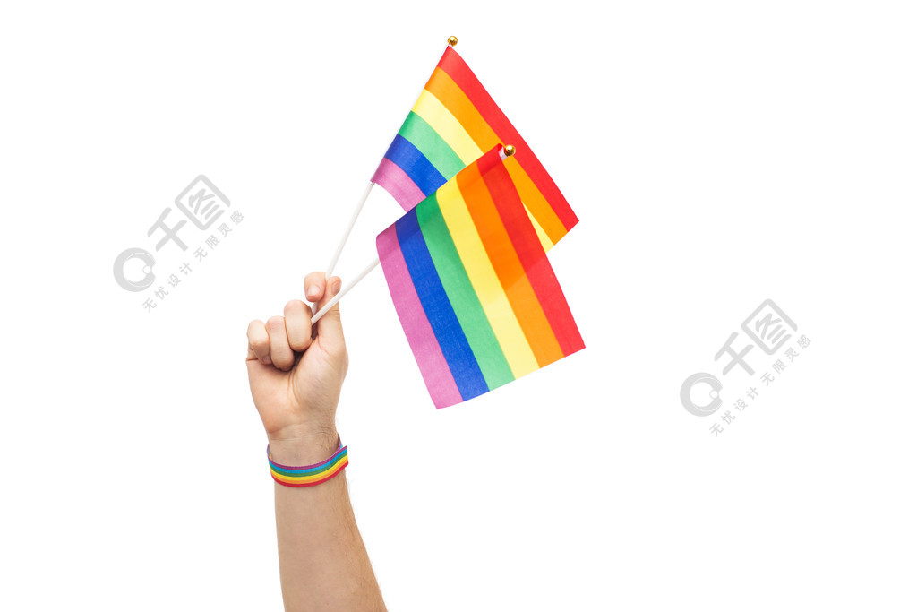 lgbt,同性關係和同性戀概念-接近的男性佩帶同性戀自豪日了悟腕帶的