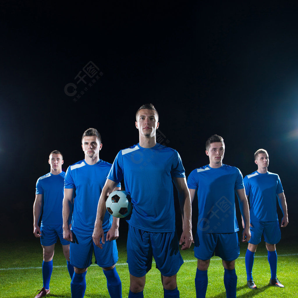 黑色背景上孤立的足球运动员团队组