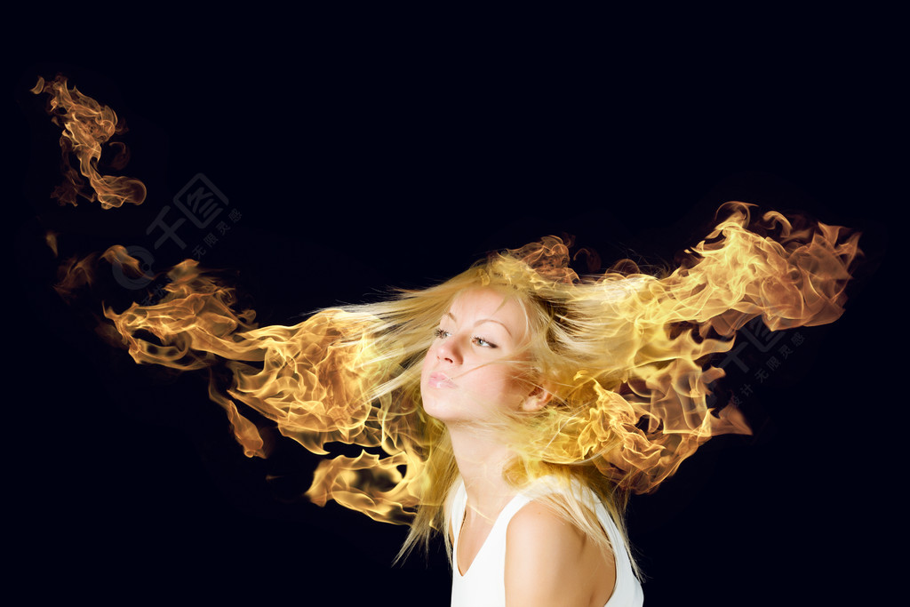 头发着火了有烧与火的头发的年轻可爱的白肤金发的女孩