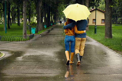 情侣下雨打伞背影图片图片