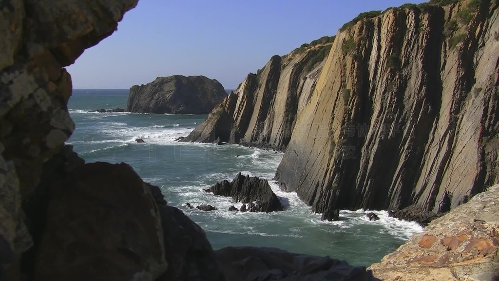 Blick auf hohe Klippen eine steinige Bucht?ѶɭFelsen im Meer˹أKuste der AlgarveͶϣ÷