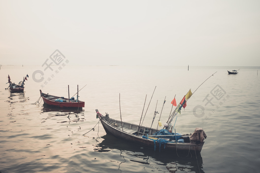 舊漁船在夕陽在海灘