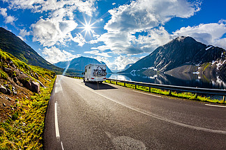 大篷车汽车在高速公路上<i>行</i><i>驶</i>旅游度假和旅<i>行</i>
