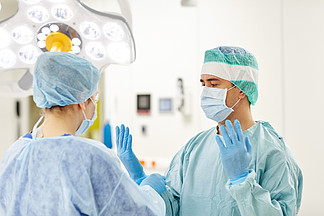 手术，医学和人们的观念-在医院的手术室护理协<i>助</i>外科医生和帮<i>助</i>戴着手套