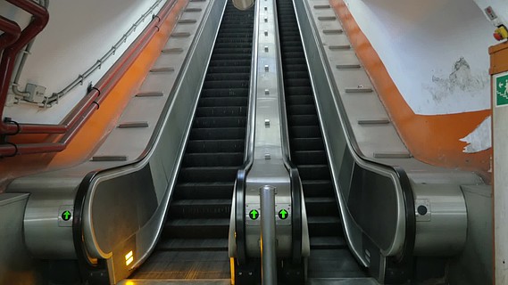 空的自动扶梯向上移动绿色箭头指示灯和地灯闪烁安全出口图片上楼时