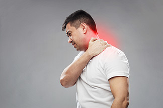 人，医疗保健和问题的概念— —<i>不</i>快乐的人，患有颈部疼痛超过灰色背景<i>不</i><i>幸</i>的人患有颈部疼痛