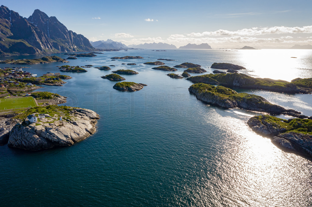 Henningsvaer LofotenŲŵһȺԶصķ羰ƣ羰ɽɽ壬ͱӻĺ壬̲ԭʼ