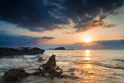 黎明日出景观在地中海美丽多岩石的海岸线