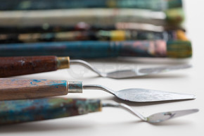 美术，创造力和艺术工具的概念-调色刀或绘画铲子和画笔调色刀或油漆铲和刷子