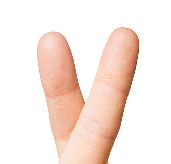 手势和身体部位的概念— —关闭显示两个交叉手指的手显示两个食指的