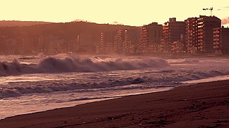 美丽的夕阳在西班牙与大<i>浪</i>，布拉瓦海岸