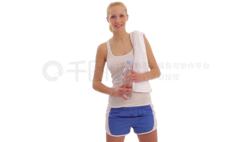 Junge Frau mit Wasserflasche im Sport-DressFitnessŮPETˮ˶