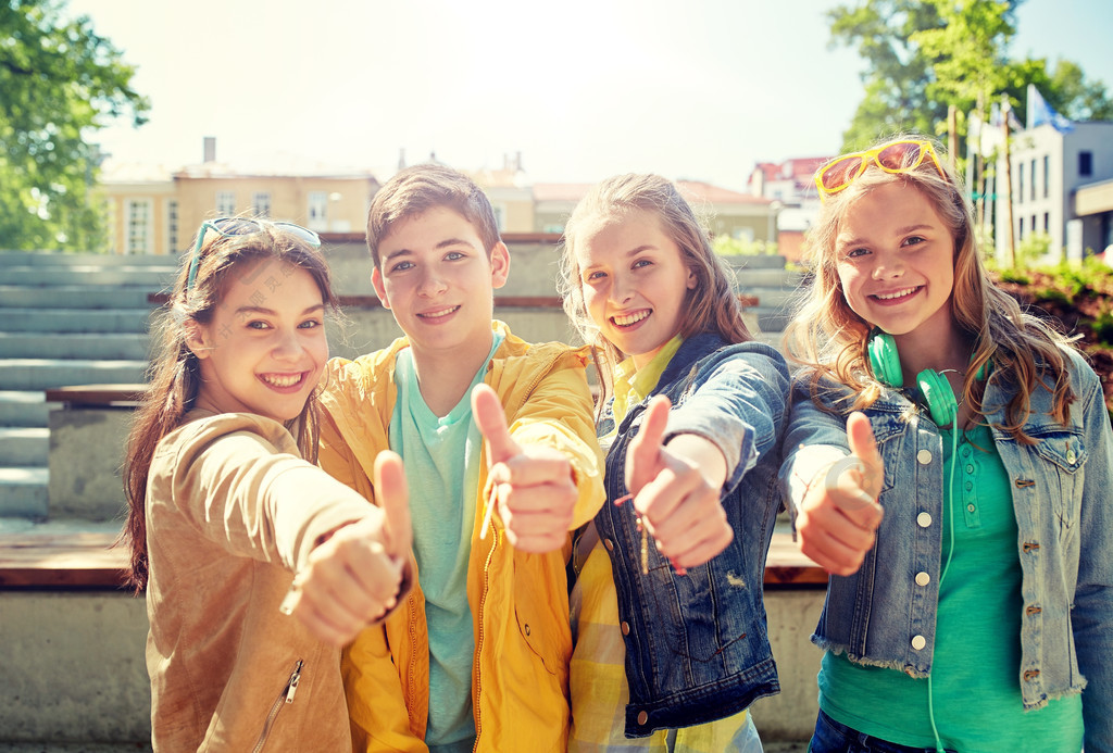 教育高中友谊姿态和人概念显示赞许的小组愉快的少年学生或朋友户外