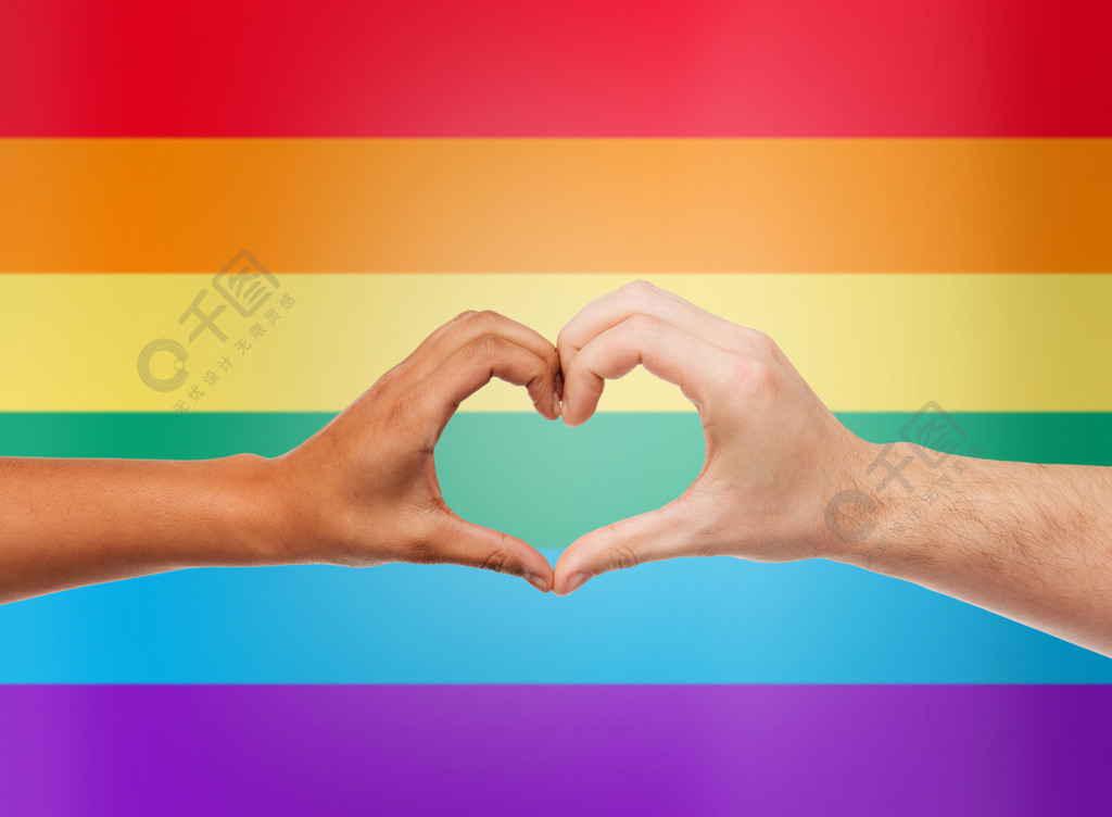 人，同性恋骄傲，手势和同性恋的概念— —男性和女性多种族的手显示心脏形状符号在彩虹旗条纹背景