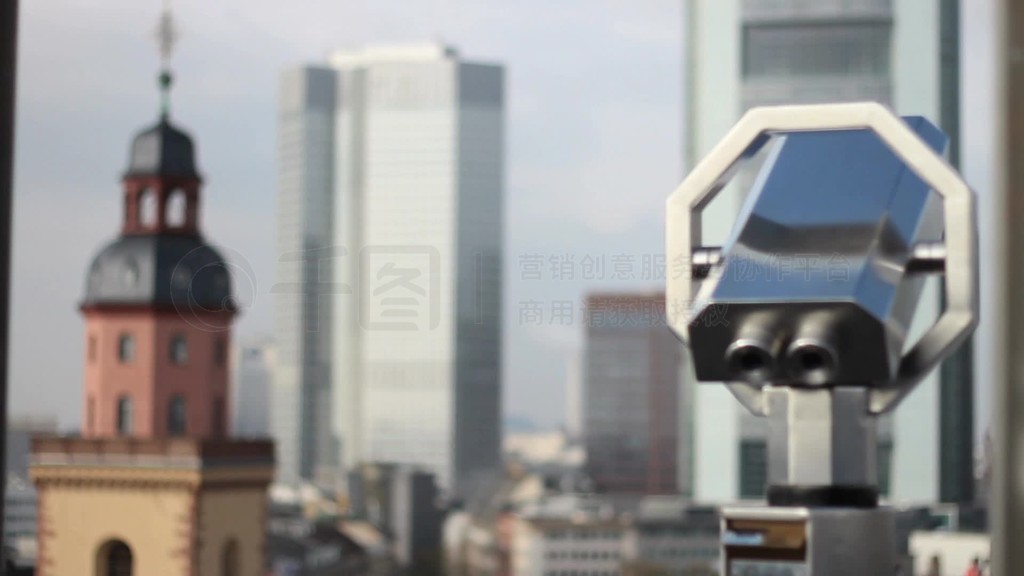 λϷ˸Fernrohr mit Blick auf HochhSuserKirchturm