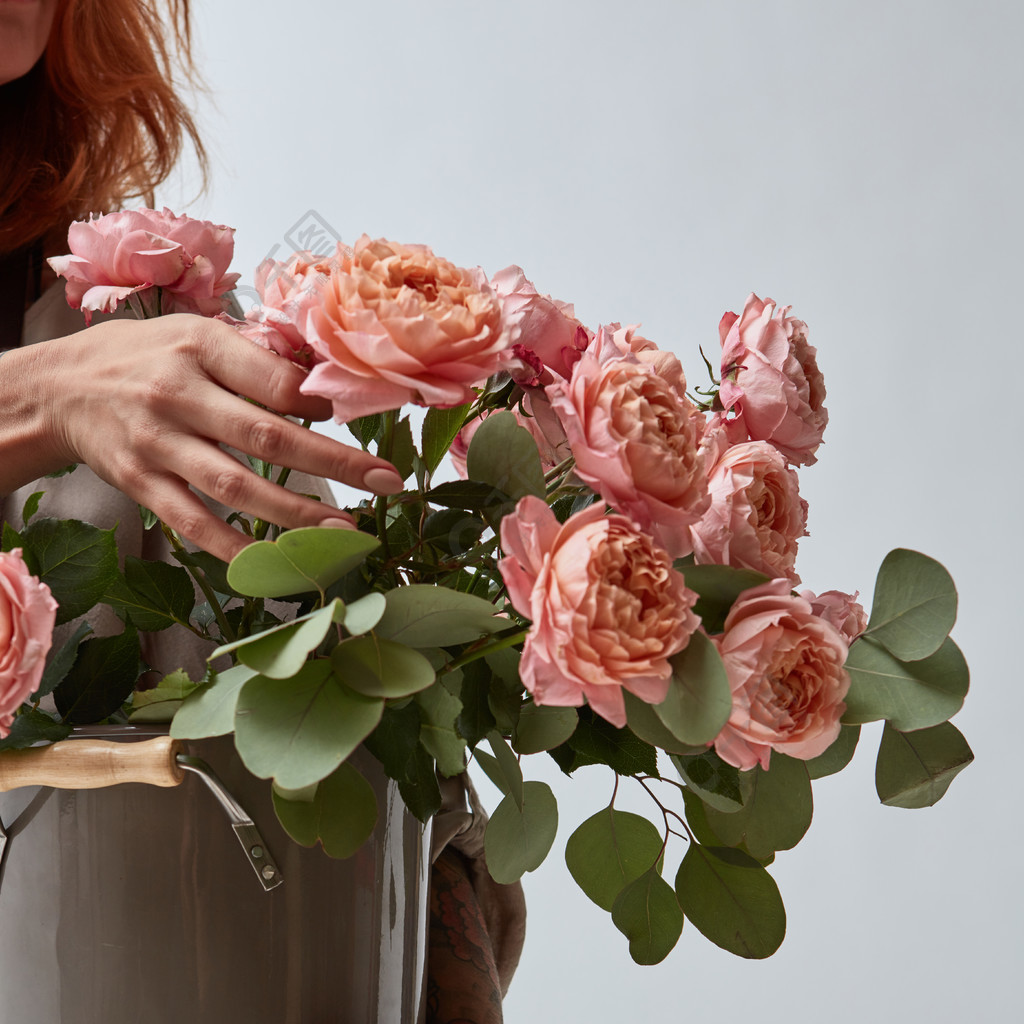 的一个花瓶母亲节花店概念与副本空间女孩抱着一个花瓶,一束玫瑰花