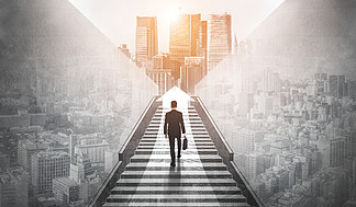 雄心勃勃的商人爬楼梯，以满足即将来临的挑战和商业机会高高的楼梯代表了职业道路成<i>功</i>，未来计划和商业竞争的概念