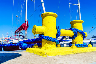 <i>航</i><i>运</i>对象的概念帆船绳子捆绕黄码头缆桩晴天室外拍摄波兰德在码头