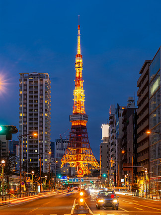 在黄昏的东京铁塔与东京地平线城市<i>scape</i>在monato病区里东京铁塔是著名的地标性建筑，高3329米，是日本第二高的塔