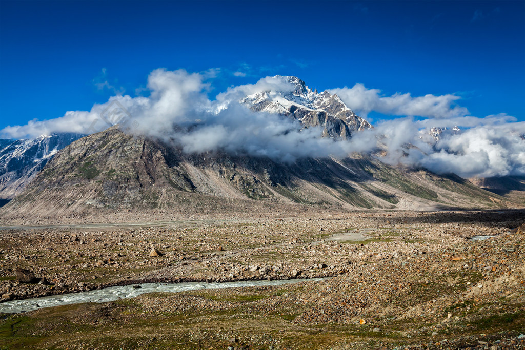 在喜马拉雅山脉的喜马拉雅山风景拉合尔谷,印度喜马ul尔邦印度