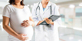 医院或诊所的怀孕顾问的愉快的孕<i>妇</i>参观<i>妇</i>产科医师医生医生检查孕<i>妇</i>的肚子，婴儿和母亲的保健检查<i>妇</i>科的概念