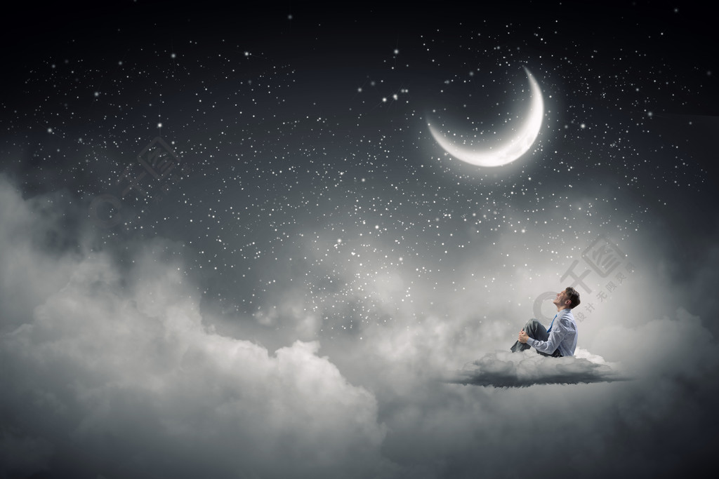 在夜空的商人穿西装坐在云上隔离,看着月亮的西装的商人